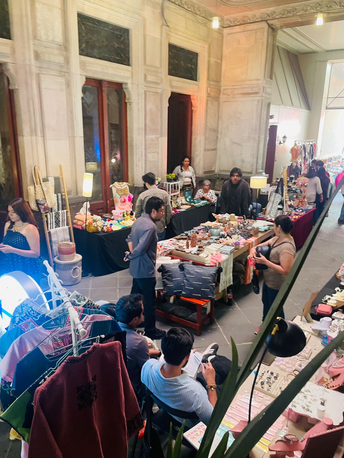 Montaje del mercado en Casa de los Ángeles
